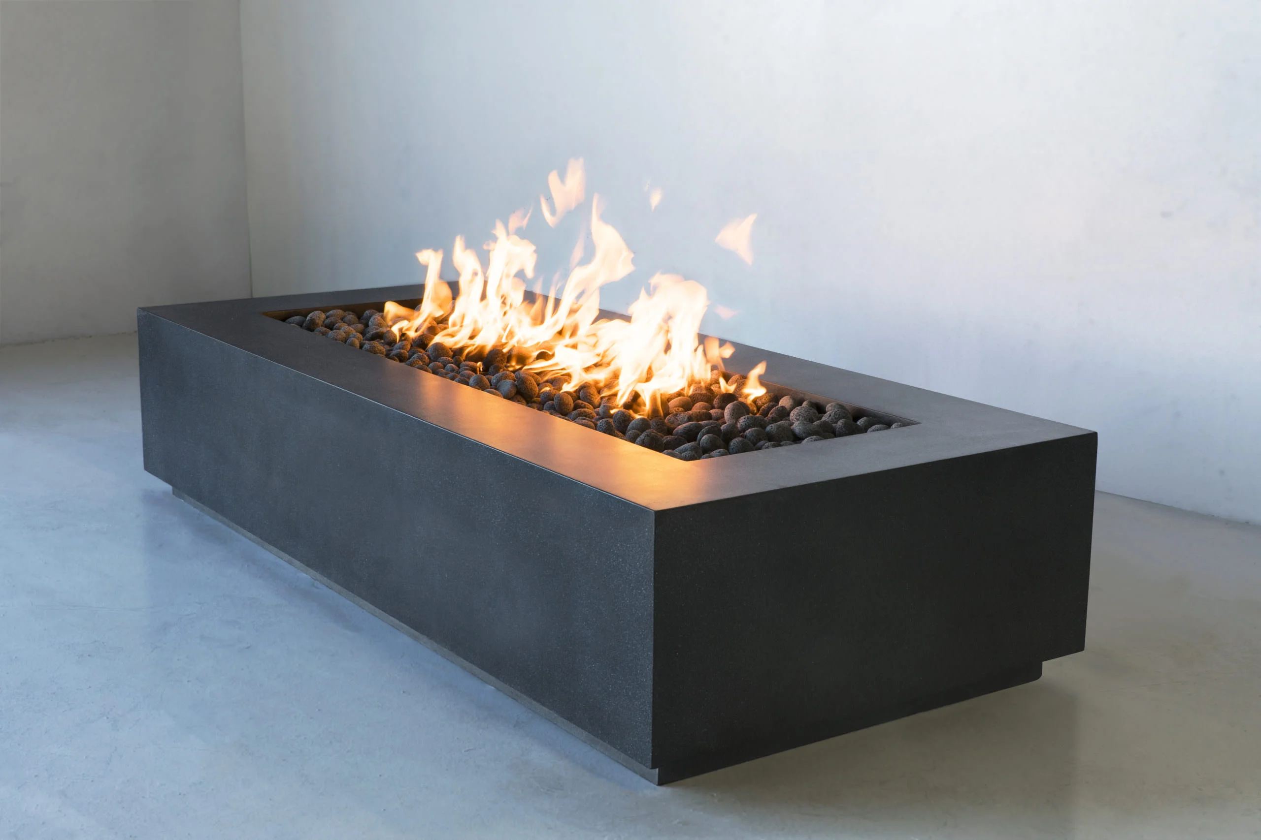 Is the propane tank able to be kept hidden inside the table for the Lumera rectangular fire pit?